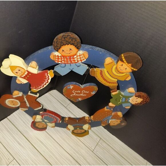Vintage Wooden Wall Decor Children Of The World Love One Another 19½in Round - Picture 11 of 12